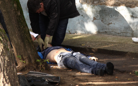 Мужчина выпал с балкона на Филейке: следователи начали проверку