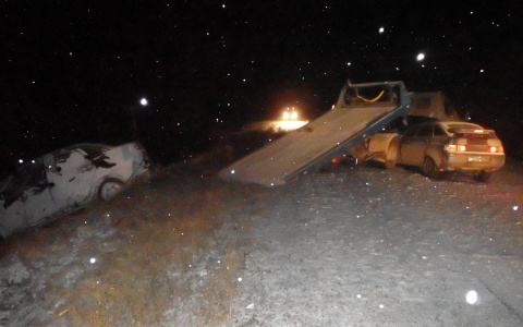 ДТП с эвакуатором на кировской трассе: две девушки вылетели через лобовое