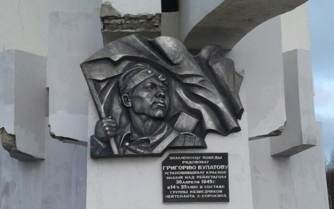 Спустя полтора месяца после ремонта в парке Победы разрушается стела