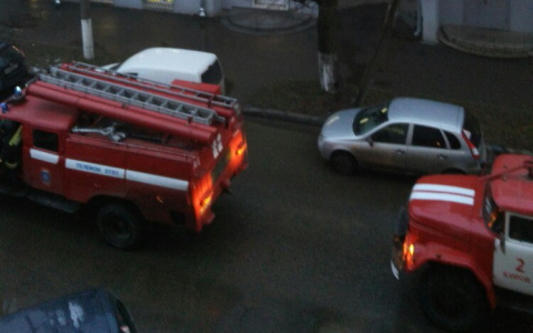 В центре Кирова сгорели два дома: к месту ЧП выехали 10 пожарных расчетов