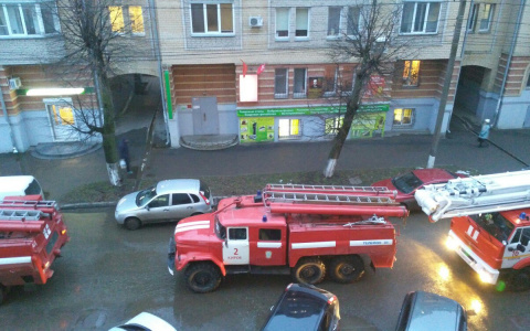 В МЧС назвали предполагаемую причину пожара в домах на улице Орловской
