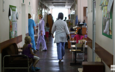 Хоккеисту провели операцию после инсульта во время матча в Кирове