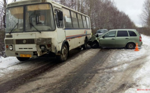 «Лада Калина» въехала в рейсовый «пазик»