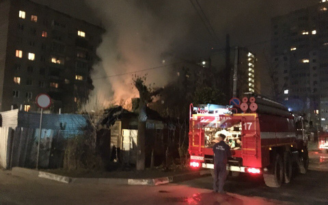 Из-за пожара в доме на Сурикова эвакуировали 10 человек