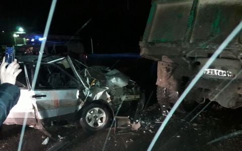 В Костино пьяный бесправник на ВАЗе въехал в КамАЗ