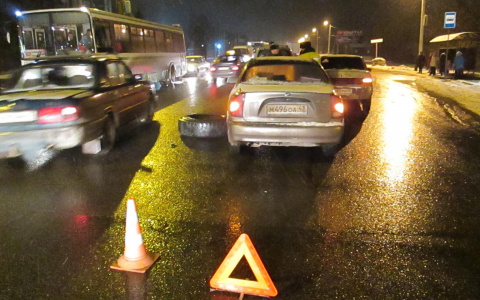 На улице Ленина у фуры на ходу слетели два колеса и «уценили» 3 машины