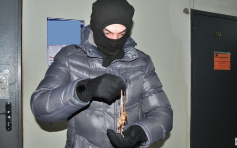 В Кирове с мужчины сорвали золотую цепочку стоимостью 100 тысяч рублей