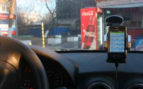 В Кирове таксист ограбил пассажирку и скрылся