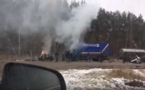 На кировской трассе грузовик "Почты России" вспыхнул после ДТП с "десяткой": водитель погиб