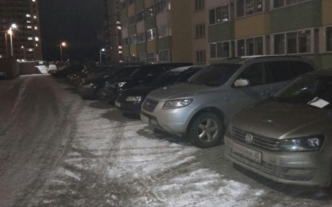 На парковках в Кирове машинам под дворники кладут наклейку "Шипы"
