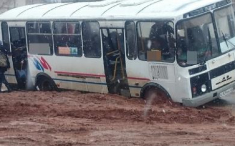В Кировской области дети три часа провели на холоде в застрявшем в грязи автобусе