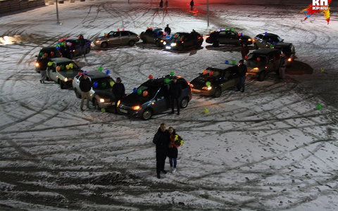 Кировчанин выстроил сердце из машин, чтобы сделать предложение девушке