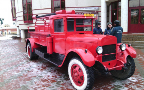 По Кирову проехала пожарная ретротехника