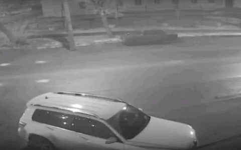 Видео: в Кирове водитель разбил припаркованный Mercedes