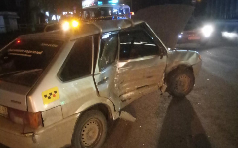 У автовокзала пьяный водитель иномарки протаранил такси: пострадали двое