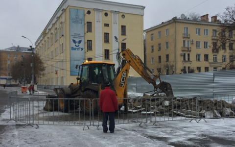 Власти рассказали, как идет установка новой сцены на Театральной площади