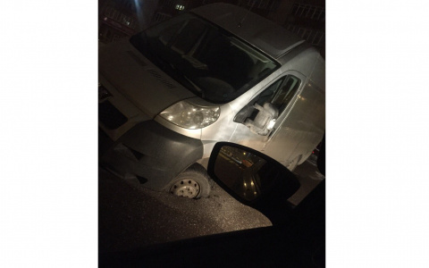 На улице Московской  микроавтобус  провалился в яму с полколеса