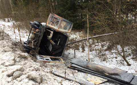 В Кировской области перевернулась и сгорела «Газель», перевозившая двери