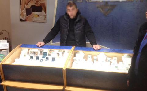 Подозреваемый в краже из ювелирного салона рассказал, почему пошел на преступление