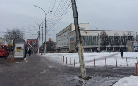 У здания администрации города падают бетонные столбы