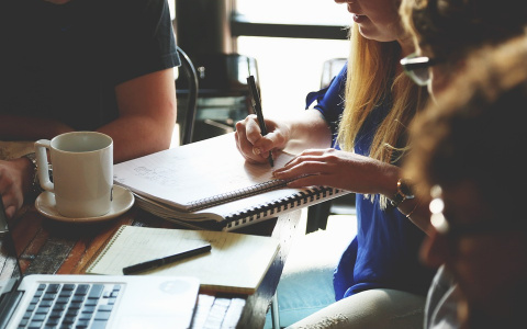 Изменения в жизни россиян в декабре: выплата страховки и проверка транспорта