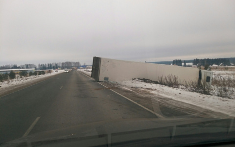В Кировской области на трассе опрокинулась фура