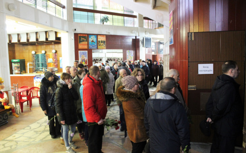 Сотни кировчан пришли на прощание с ветеринаром Валерием Соболевым