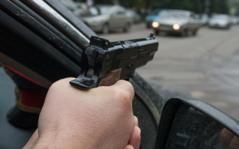 В Кирове бесправника остановили стрельбой по колесам