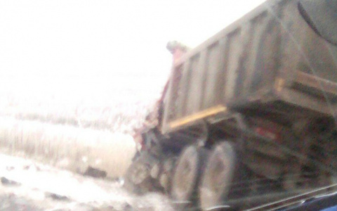 В Кировской области лоб в лоб столкнулись КамАЗ и иномарка