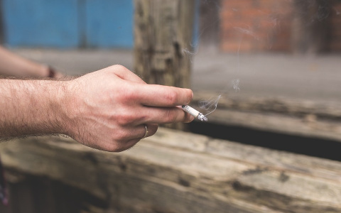 Верховный суд РФ разрешил взыскивать моральный вред с курящих соседей