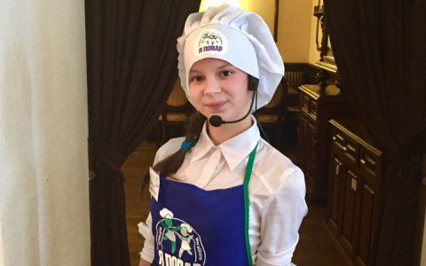 Девочка из Белохолуницкого детского дома готовила в студии Юлии Высоцкой