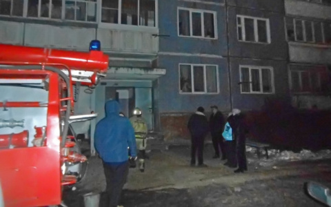 В Кировской области пожарные спасли женщину с грудным ребенком