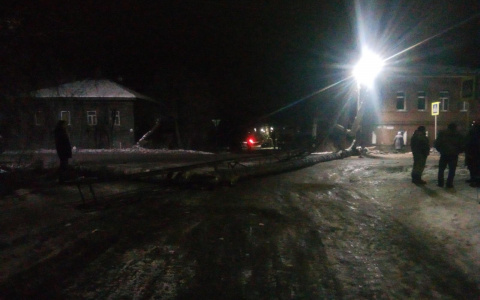 В Слободском водитель самосвала снес теплотрассу