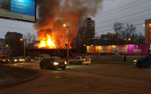 Пожар в центре Кирова: спасатели вынесли из огня три газовых баллона