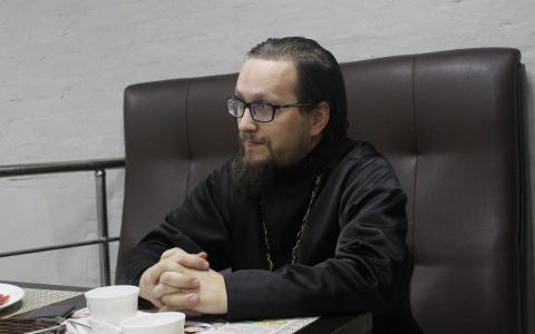 Про Гнойного, Собчак и нечистую силу: интервью с кировским священником