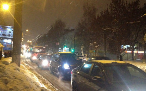 Публичный мониторинг: во время снегопада на дорогах Кирова нет техники