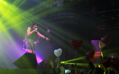 Певица Света в Кирове подарила зрителям десятки роз