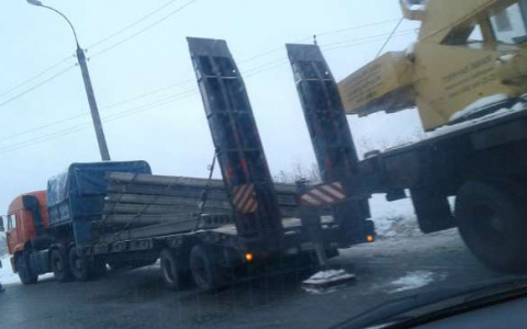 В Кирове из прицепа грузовика на ходу выпали бетонные плиты