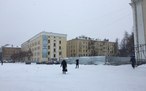 Подрядчик не установил новую сцену на Театральной площади в срок