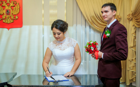 Работник кировского ЗАГСа о психологии пар, браках в 16 лет и необычных церемониях