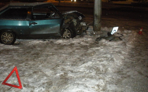 Ночью у ЦУМа столкнулись трактор и ВАЗ: от удара легковушка въехала в светофор