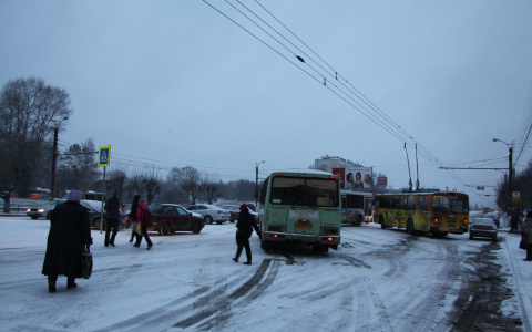 В Омутнинске транспорт не может подъехать к моргу из-за скользкой дороги