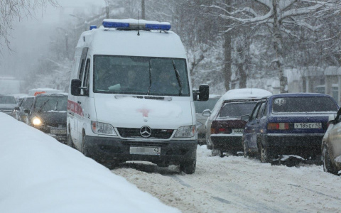 В Кировской области иномарка врезалась в "ВАЗ" и насмерть сбила женщину
