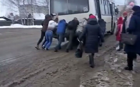 В Кировской области пассажирам пришлось толкать застрявший в снегу автобус