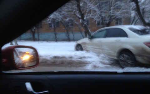 В Кирове у ночного клуба "Мерседес" въехал в дерево