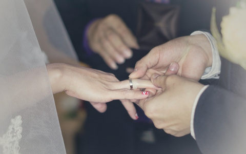 В Кирове священнослужителя из-за вступления в брак лишили сана