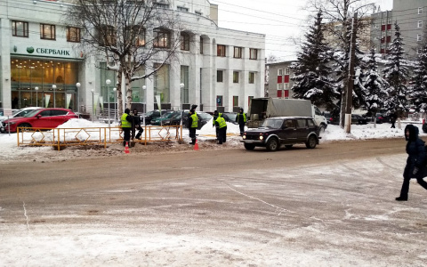 У правительства, где пешеходы часто перебегают дорогу, поставили ограждения