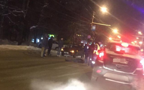 На улице Воровского «Калина» сбила мужчину, который сидел на дороге