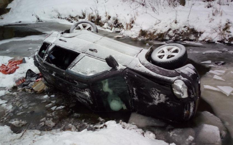 На трассе «Вятка» автомобиль «Шевроле Нива» съехал с моста в реку