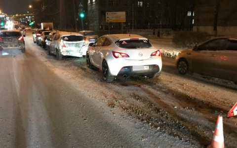 В Кирове водитель с признаками опьянения спровоцировал аварию с участием 5 авто